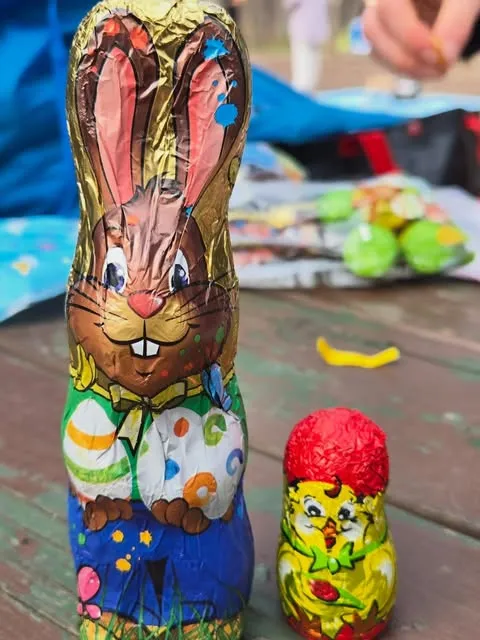 Un lapin et un œuf en chocolat trouvés dans le parc.